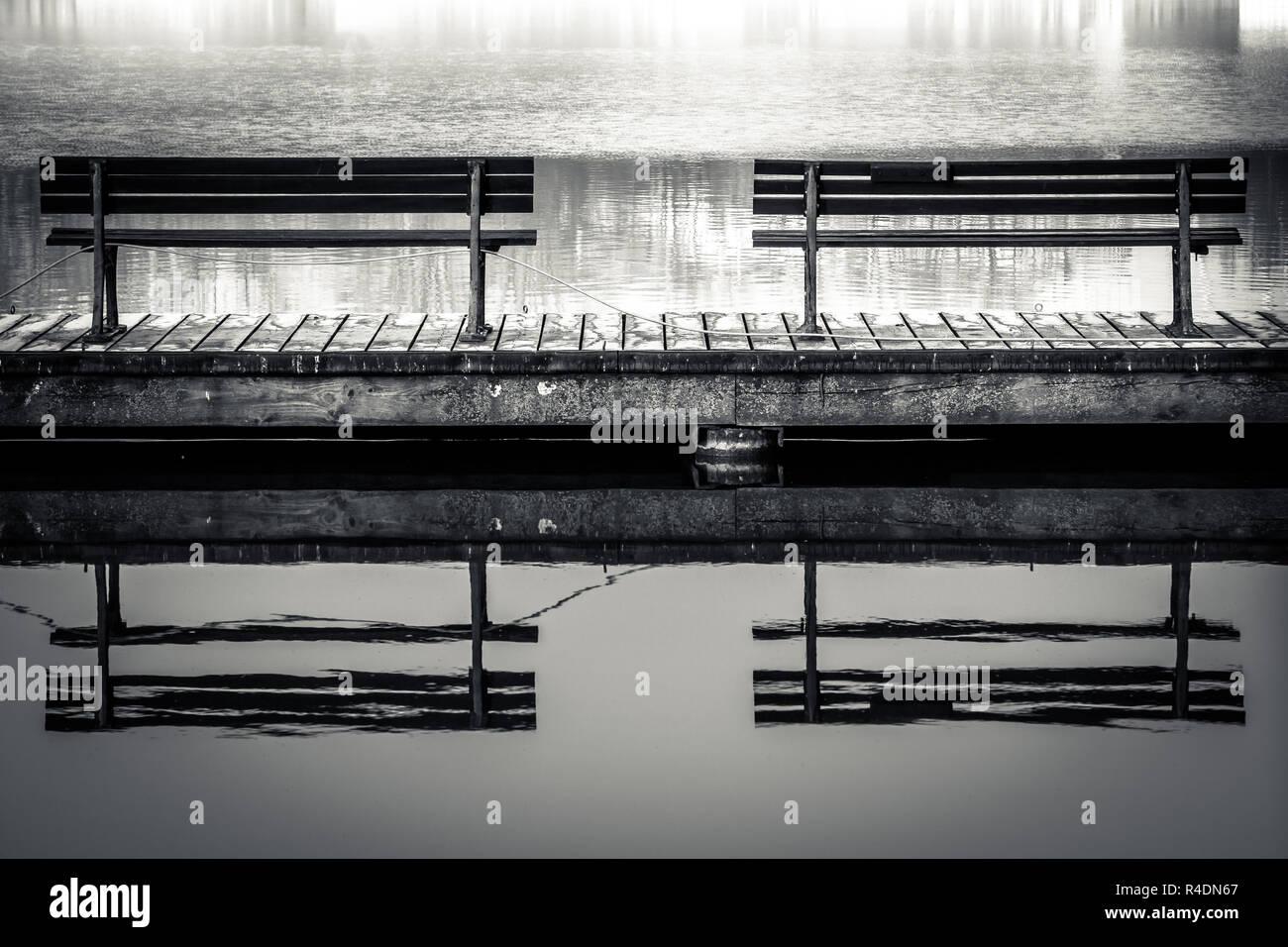 Einsamen Bänken auf einem Pier Stockfoto