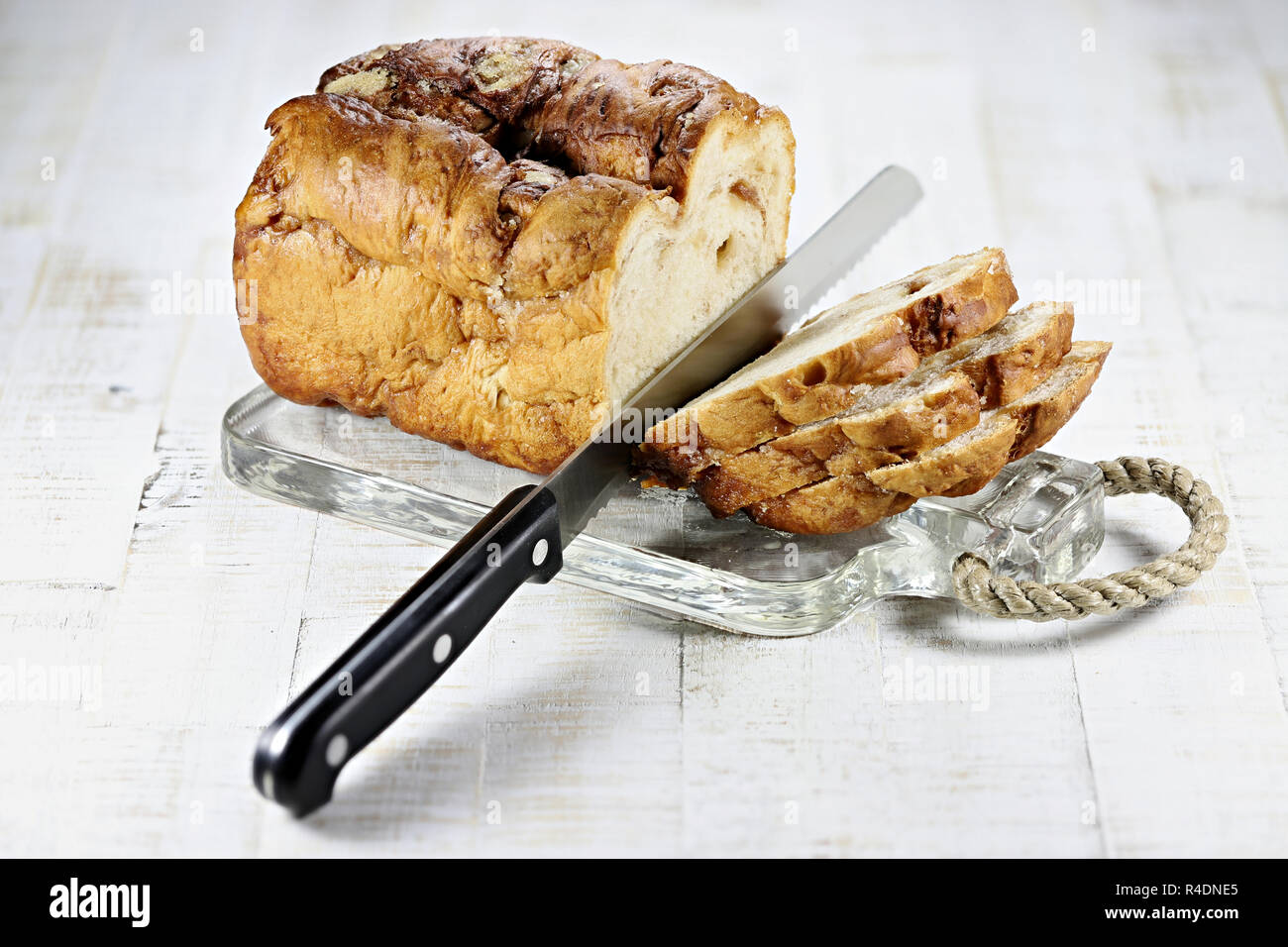 Friesische Suicurbrood (Zucker Brot) mit Messer auf Glasplatte Stockfoto