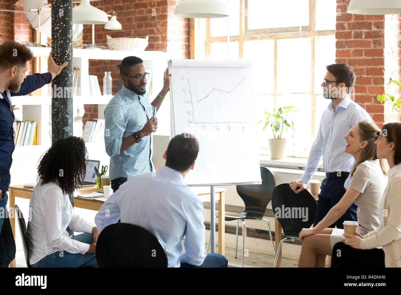 African American Business Coach sprechen Präsentation auf briefin Stockfoto