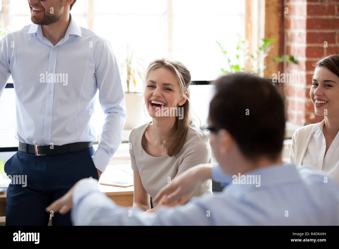 Glücklich lachend Geschäftsfrau im Briefing, Gesellschaft Stockfoto