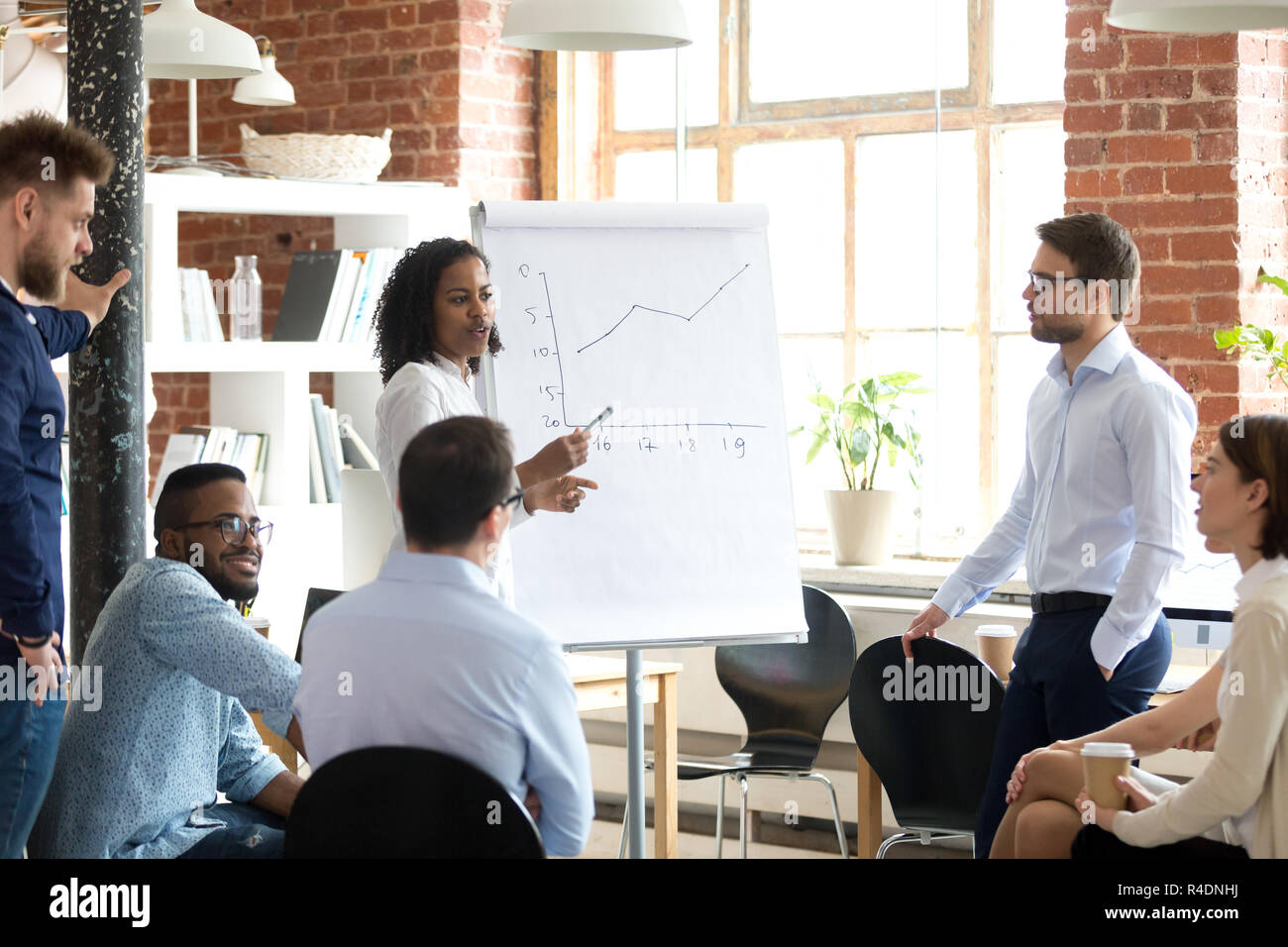 African American Business Coach sprechen Präsentation auf briefin Stockfoto