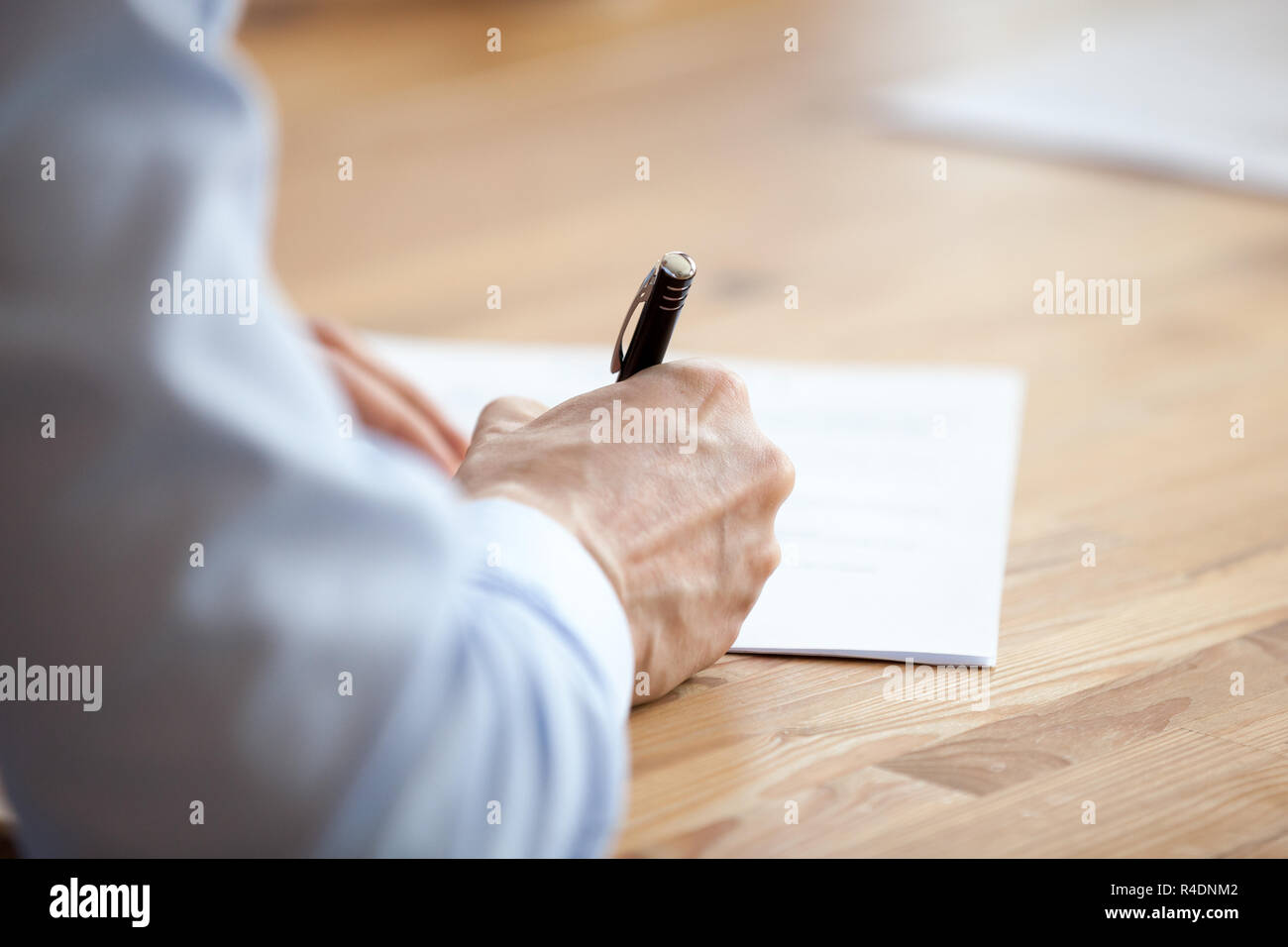 Mann Hand mit Stift, Verfassen von Notizen in der Sitzung schließen Stockfoto