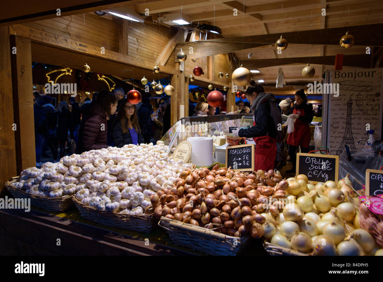 Leute einkaufen an den Imbissständen im Weihnachtsmarkt in Bologna, Italien Stockfoto