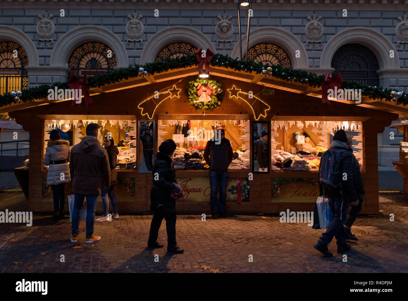 Leute einkaufen an den Imbissständen im Weihnachtsmarkt in Bologna, Italien Stockfoto