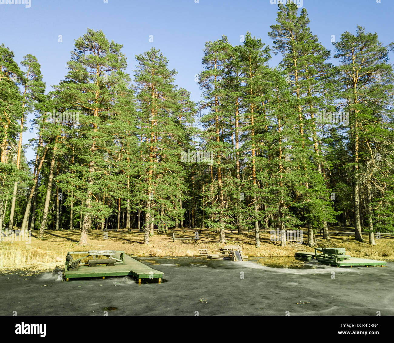 Antenne Drone Foto eines teilweise zugefrorenen See in einer verschneiten Frühjahr Stockfoto