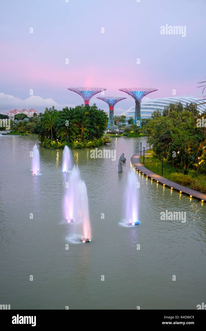Gärten durch die Bucht und Supertree Grove, Singapur Stockfoto