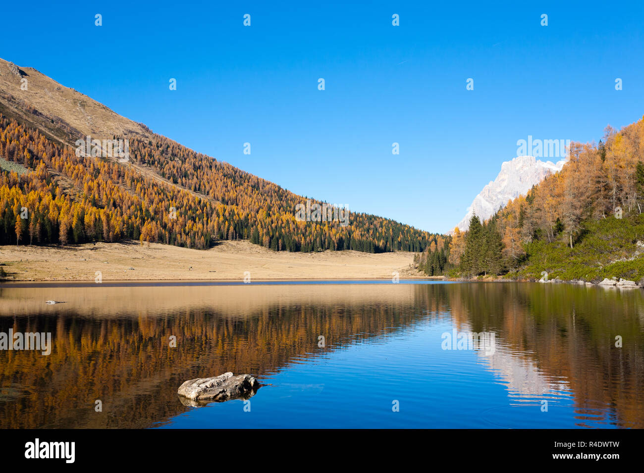 Reflexionen auf Wasser, Herbst Panorama von Mountain Lake Stockfoto