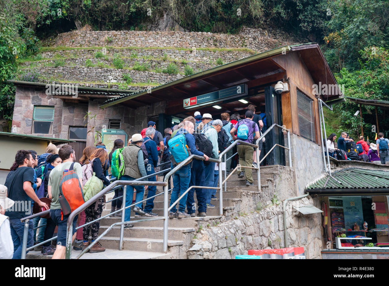 Touristische Schlange am Eingang von Machu Picchu in Peru Stockfoto
