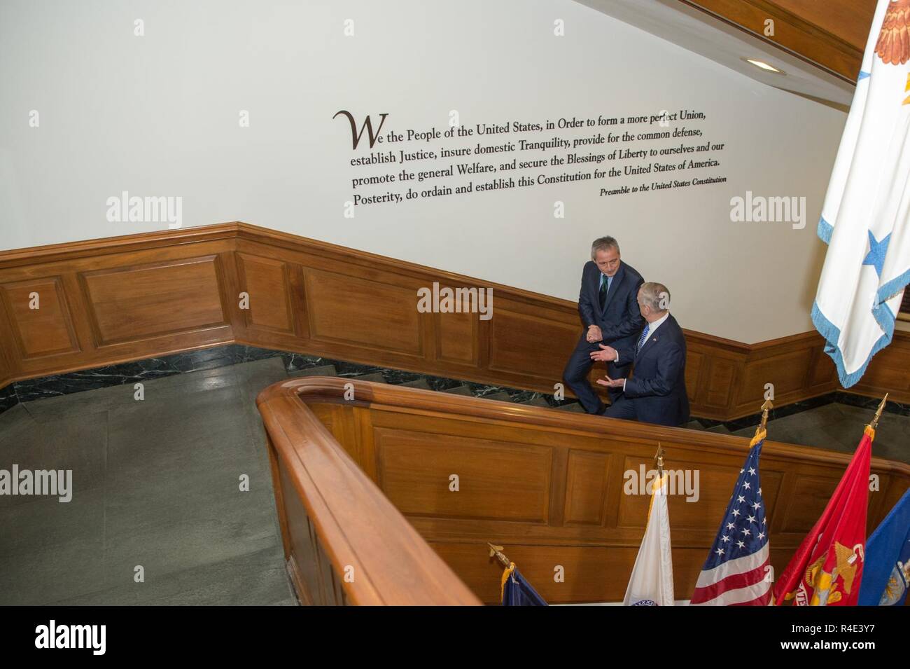 Verteidigungsminister Jim Mattis Spaziergänge mit dem Verteidigungsminister für die Tschechische Republik Martin Stropnický nach einer ehrengarde Zeremonie an das Pentagon in Washington, D.C., den 2. Mai 2017. Stockfoto