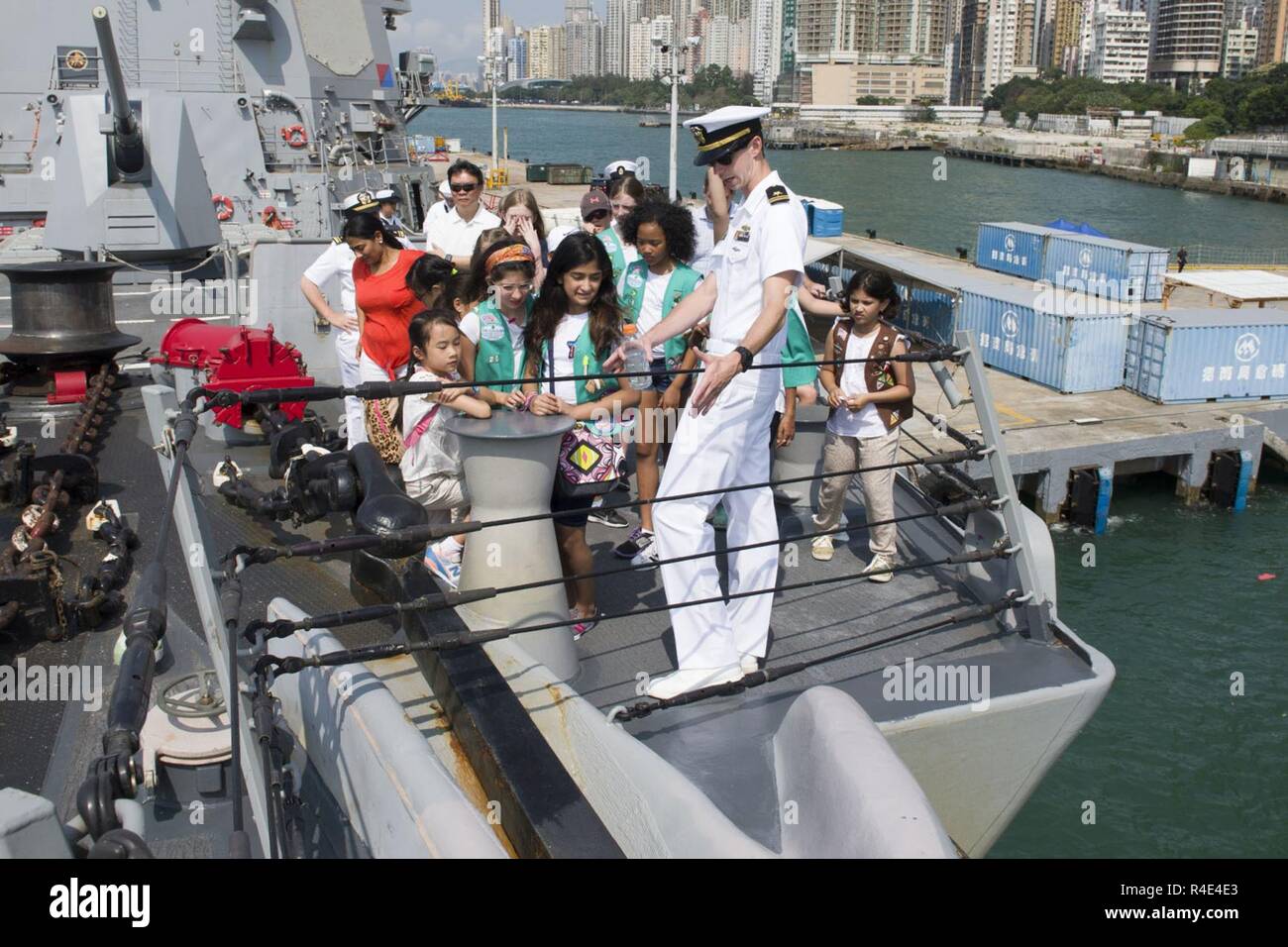 Hongkong (1. Mai 2017) Lt. j.g. Kevin Spillane Antworten eine Frage über das Schiff Anker Kette aus einer Reisegruppe Besuch der Arleigh-Burke-Klasse Lenkwaffen-zerstörer USS Sterett (DDG104) Während der Hafen das Schiff Besuch in Hongkong. Sterett ist Teil der Sterett-Dewey Oberfläche Action Group, die unter dem Kommando und Kontrolle als Konstrukt 3 Flotte freuen. Stockfoto