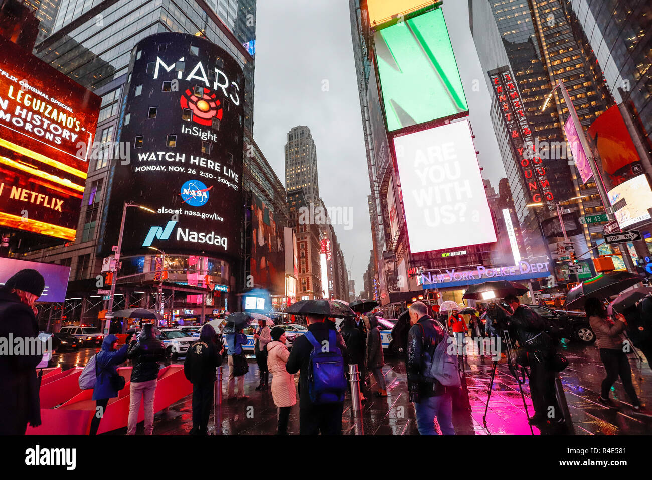 New York, New York, USA. 26 Nov, 2018. Öffentliche begleitet die Landung der Insight Raumsonde auf den Boden des Mars durch die Nasdaq am Times Square in New York am Montag. Credit: William Volcov/ZUMA Draht/Alamy leben Nachrichten Stockfoto