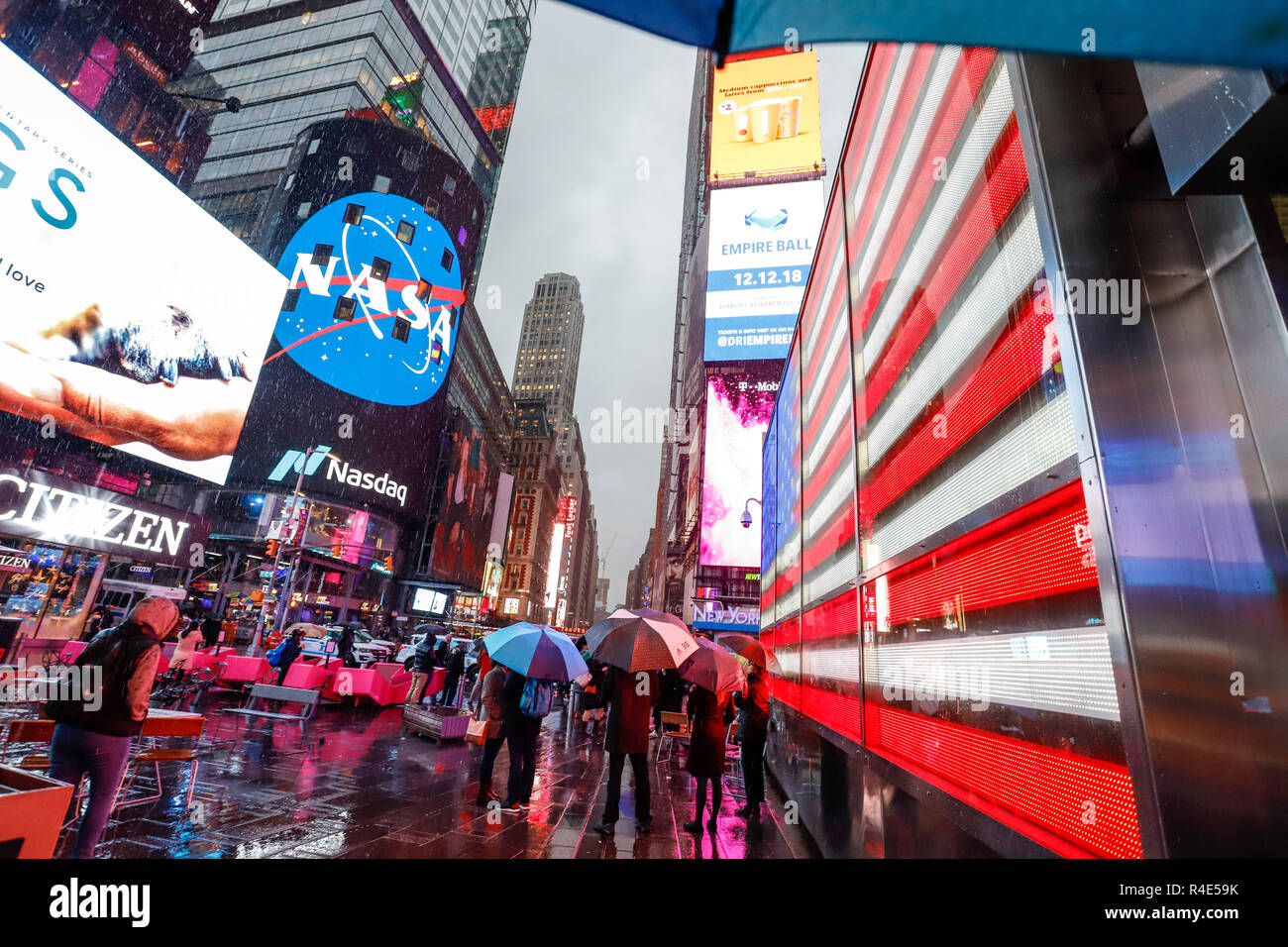 New York, New York, USA. 26 Nov, 2018. Öffentliche begleitet die Landung der Insight Raumsonde auf den Boden des Mars durch die Nasdaq am Times Square in New York am Montag. Credit: William Volcov/ZUMA Draht/Alamy leben Nachrichten Stockfoto