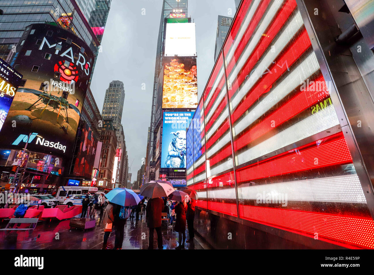 New York, New York, USA. 26 Nov, 2018. Öffentliche begleitet die Landung der Insight Raumsonde auf den Boden des Mars durch die Nasdaq am Times Square in New York am Montag. Credit: William Volcov/ZUMA Draht/Alamy leben Nachrichten Stockfoto