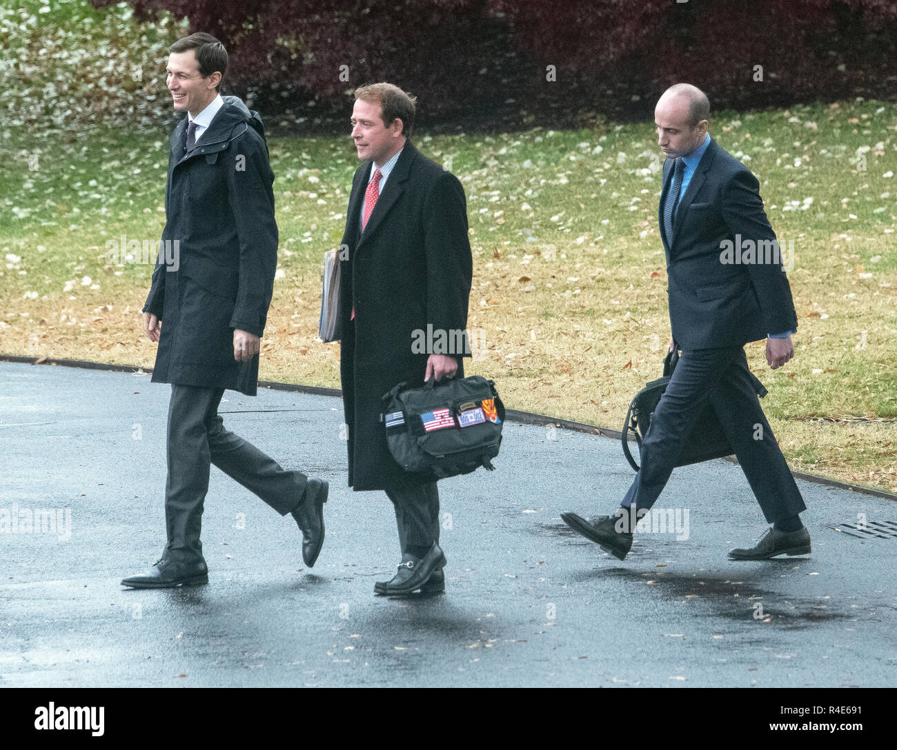 Von links nach rechts: Senior Advisor Jared Kushner, Direktor des Oval Office Operations Jordanien Karem, und Senior Advisor für Politik Stephen Miller zu Fuß von Marine One nach dem Präsidenten der Vereinigten Staaten Donald J. Trumpf Links beantwortet Fragen wie er das Weiße Haus für Kampagne stoppt in Mississippi am Montag, 26. November 2018 fährt. Credit: Ron Sachs/CNP/MediaPunch Stockfoto