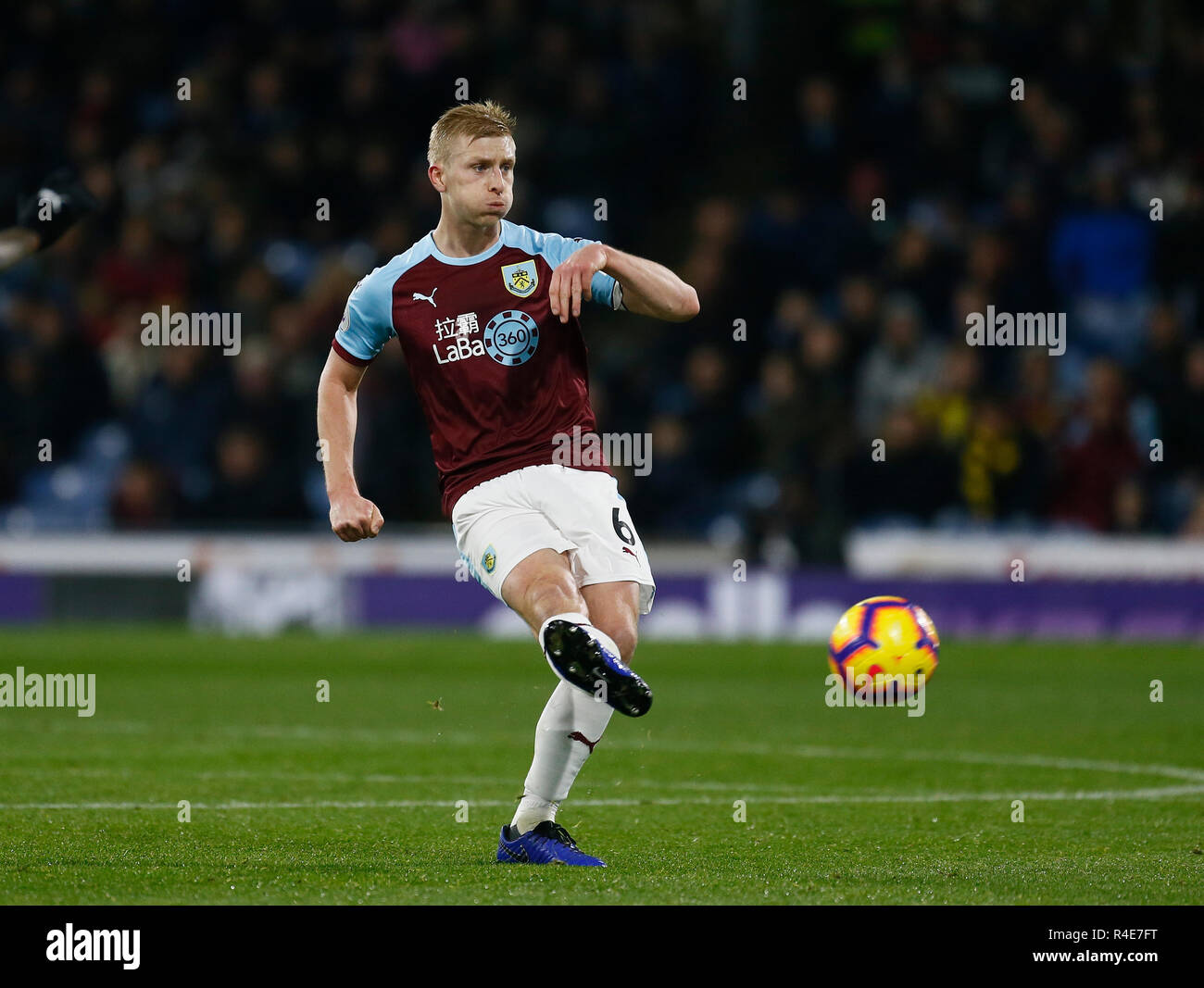 Turf Moor, Burnley, Großbritannien. 26 Nov, 2018. EPL Premier League Fußball, Burnley gegen Newcastle United; Ben Mee von Burnley Credit: Aktion plus Sport/Alamy leben Nachrichten Stockfoto