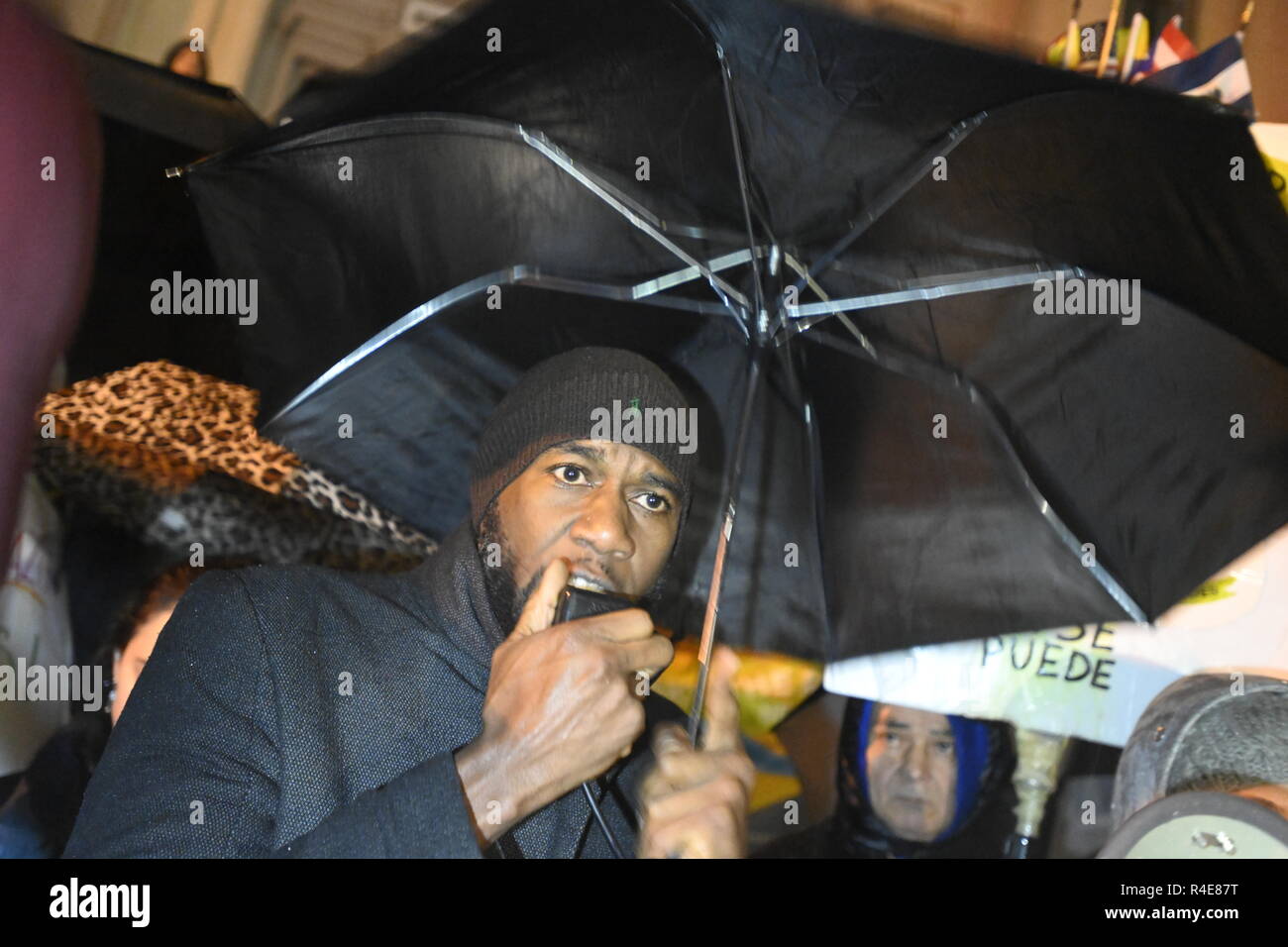 Queens, New York, USA. 26 November 2018 an einem regnerischen Cyber Monday, New York City Rat Mitglied Jumaane D. Williams spricht mit Demonstranten in der Nähe des Amazonas vorgeschlagenen neuen NYC Hauptsitz während einer Kundgebung gegen das Projekt. Ihre Einwände gehören $ 2,5 Mrd. in New York staatliche Zuschüsse für das Projekt und die Angst, bestehende IT-Industrie wird verletzt und die Kosten für das Gehäuse anheben. Credit: Joseph Reid/Alamy leben Nachrichten Stockfoto