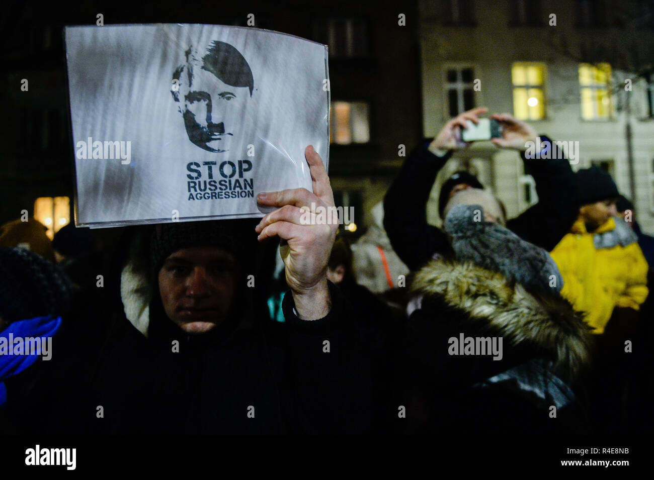 Krakau, Polen. 26 Nov, 2018. Ein Mann hält ein Plakat, während eines Protestes gegen die russische Aggression vor dem Russischen Konsulat. Gestern, Russische Spezialeinheiten beschlagnahmten drei Ukrainischen Marine Schiffe, die Russland aus, die durch die Straße von Kertsch in das Asowsche Meer im Schwarzen Meer blockiert. Credit: Omar Marques/SOPA Images/ZUMA Draht/Alamy leben Nachrichten Stockfoto
