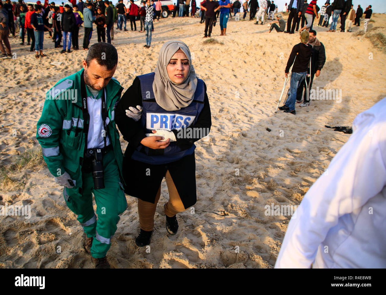 Gaza, Palästina. 26. Nov 2018. Mitglied des Medical Team mit dem Journalisten Safinaz al-Louh, die während der Auseinandersetzungen zwischen Palästinensern und der israelischen Besatzungstruppen im nördlichen Gazastreifen in der Nähe der Basis der Zakim aus Protest gegen die Anerkennung von Jerusalem als Hauptstadt von Israel durch US-Präsident Trump verletzt wurde und sich weigerte, den Gazastreifen zu blockieren. Credit: SOPA Images Limited/Alamy leben Nachrichten Stockfoto