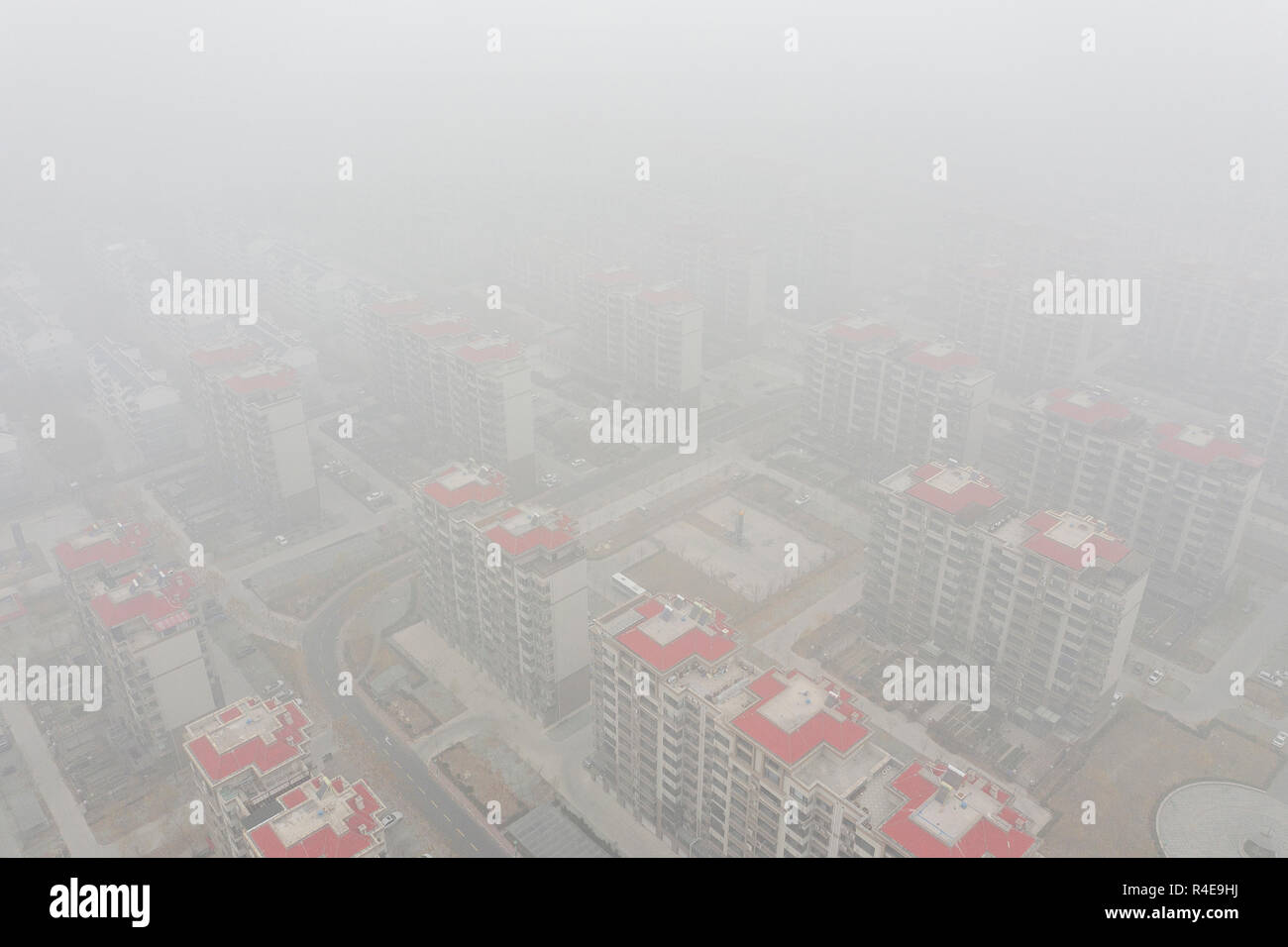 Binzhou, Provinz Shandong, China, 27. November 2018. In einigen Bereichen der Stadt Binzhou, Nebel mit Sichtweiten von weniger als 500 m erschien, und Sichtbarkeit in einigen Bereichen wurde weniger als 200 Meter. Credit: Costfoto/Alamy leben Nachrichten Stockfoto