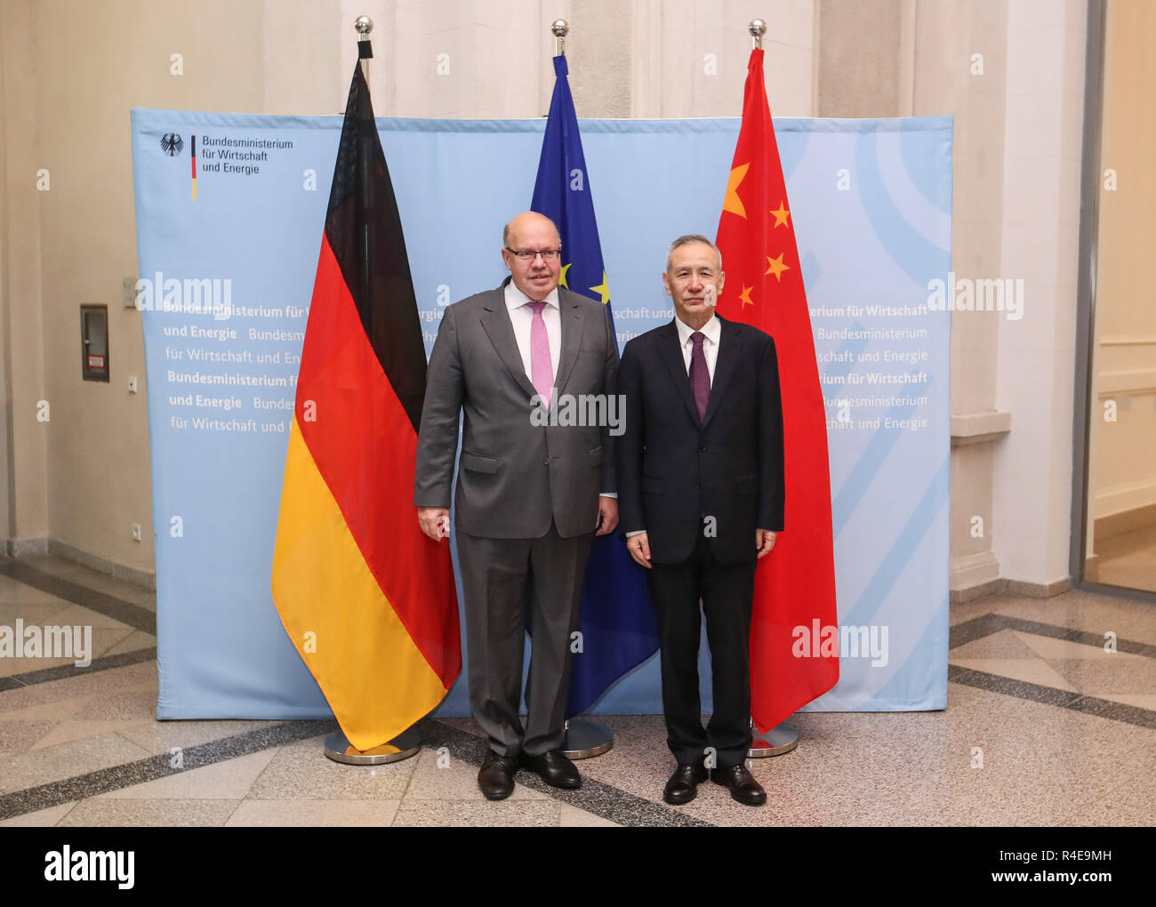 Berlin, Deutschland. 26 Nov, 2018. Chinesischen Vizepremier Liu Er (R) trifft sich mit Peter Altmaier, deutscher Minister für Wirtschaft und Energie, in Berlin, Hauptstadt der Bundesrepublik Deutschland, November 26, 2018. Credit: Shan Yuqi/Xinhua/Alamy leben Nachrichten Stockfoto