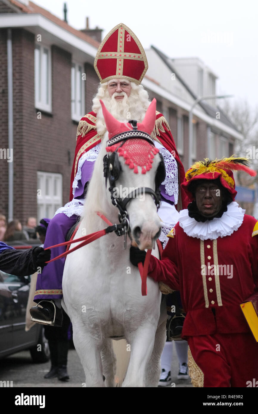 Sinterklaas (St. Nicholas) durch einen traditionellen Charakter bekannt als zwarte Piet oder Schwarzer Peter, reiten während einer Parade am 24. November 2018, in Katwijk, Niederlande begleitet. Vor kurzem, das traditionelle schwarze Gesichter Charakter zwarte Piet - ein Assistent von Sinterklaas - hat, die Gegenstand der Debatte gewesen, ob es sich um Rassismus oder nicht. (Foto von Yuriko Nakao/LBA) Stockfoto