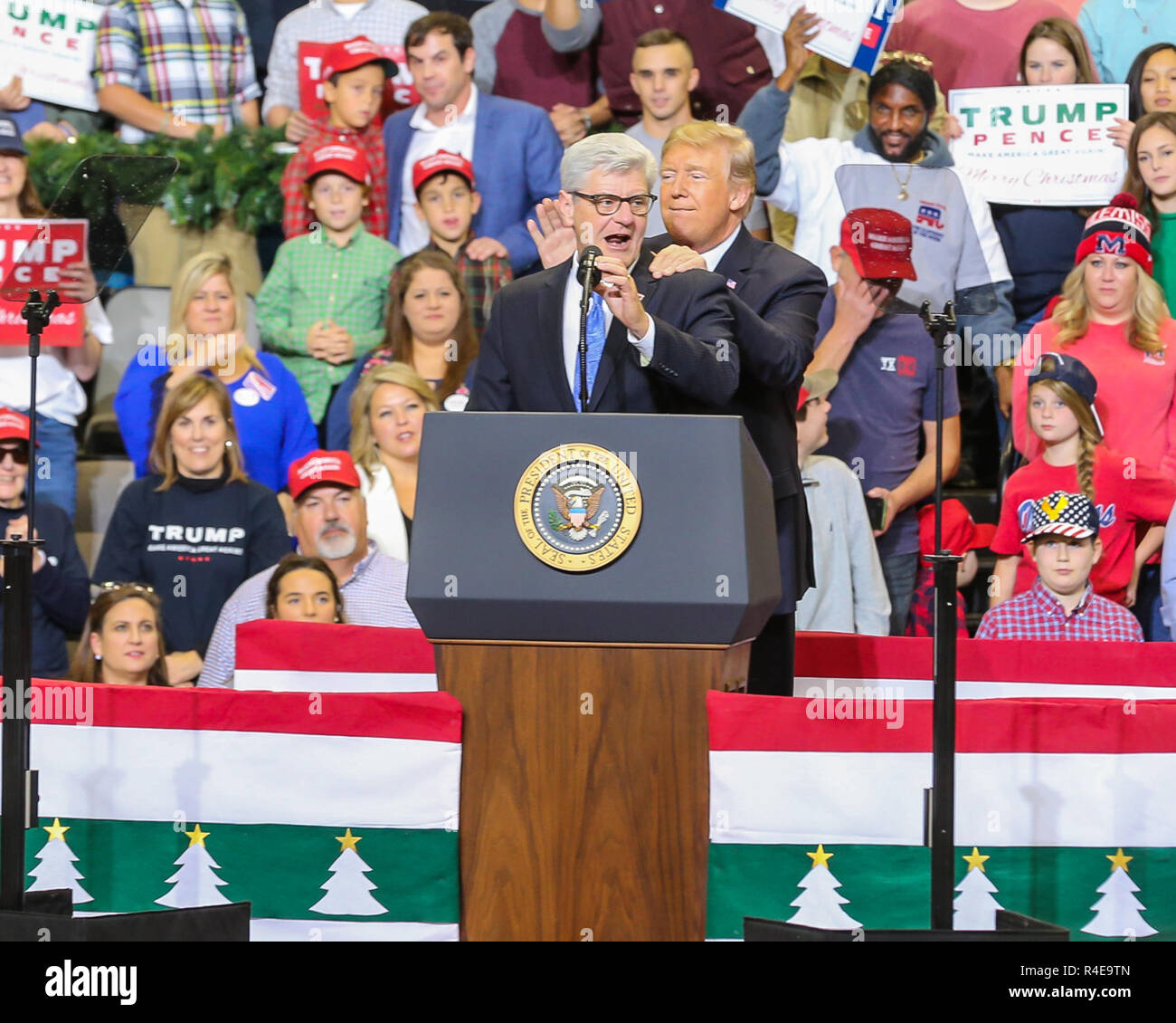 Biloxi, Mississippi, USA. 26 Nov, 2018. Mississippi Gouverneur Phil Bryant macht einen kurzen Auftritt während einer Wahlkampfveranstaltung mit Präsident Donald Trump. Die Rallye wurde zur Unterstützung des Senators. Cindy Hyde-Smith Wahlamts, die am folgenden Tag stattfindet. Credit: Tom Pumphret/Alamy leben Nachrichten Stockfoto