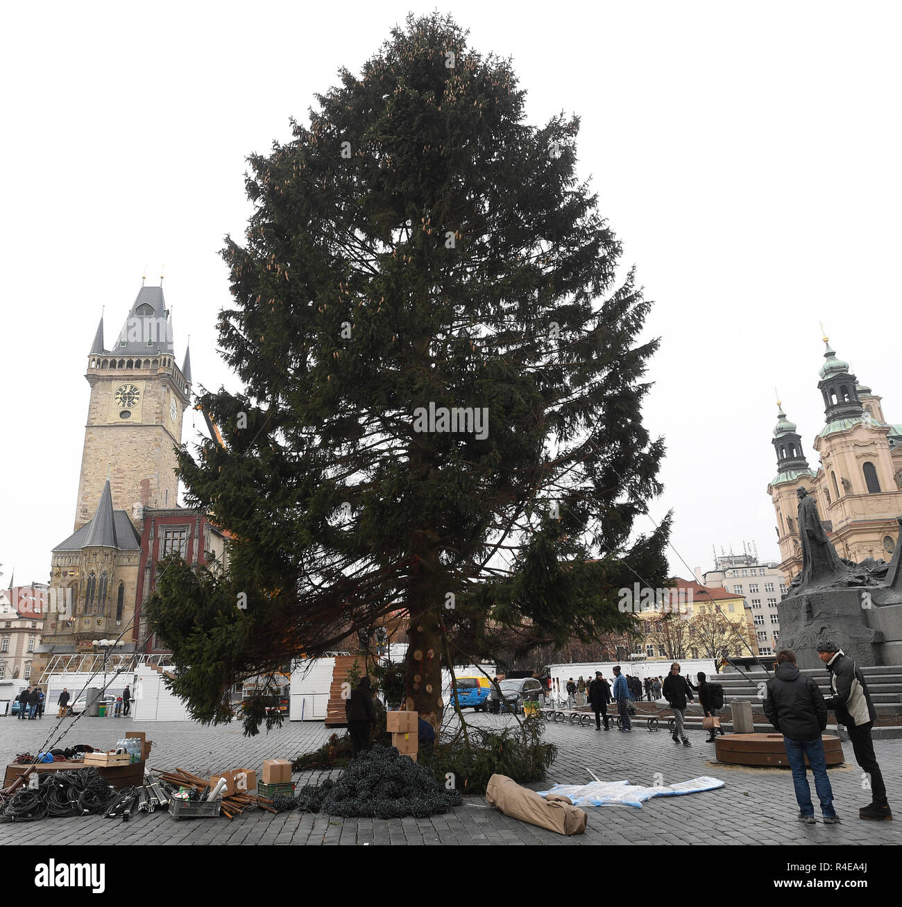 Prag, Tschechische Republik. 27 Nov, 2018. Prag Weihnachtsbaum wird von Spezialisten auf dem Altstädter Ring in Prag, Tschechische Republik, am 27. November 2018. Die Fichte (Picea abies) ist rund 23 Meter hoch und 61 Jahre alt. Der Baum wird Leuchten werden am 1. Dezember. Credit: Ondrej Deml/CTK Photo/Alamy leben Nachrichten Stockfoto