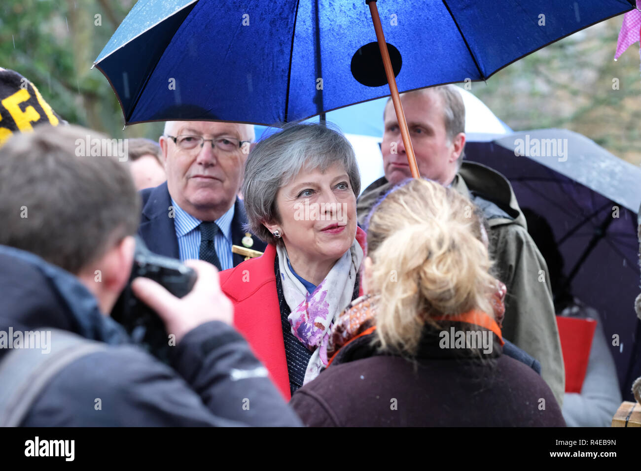 Royal Welsh Showground, Builth Wells, Powys, Wales - Dienstag, 27. November 2018 - Ministerpräsident Theresa May kommt an der Royal Welsh Winter Fair im Regen, als sie beginnt ihre Tour durch das VEREINIGTE KÖNIGREICH Ihr Brexit befassen, die für die Öffentlichkeit in Großbritannien verkaufen - Kreditkarten: Steven Mai/Alamy leben Nachrichten Stockfoto