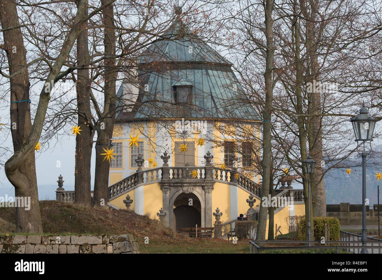 27. November 2018, Sachsen, Königstein: Die Freude Schloss Friedrichsburg auf der Festung Königstein. Während die 23 Historical-Romantic Weihnachtsmarkt, eine prächtige Anordnung der Original 18. Jahrhundert mittelstücke von der Staatlichen Porzellan-Manufaktur Meissen können in der Pleasure palace an allen vier Adventwochenenden gesehen werden. Foto: Sebastian Kahnert/dpa-Zentralbild/dpa Stockfoto