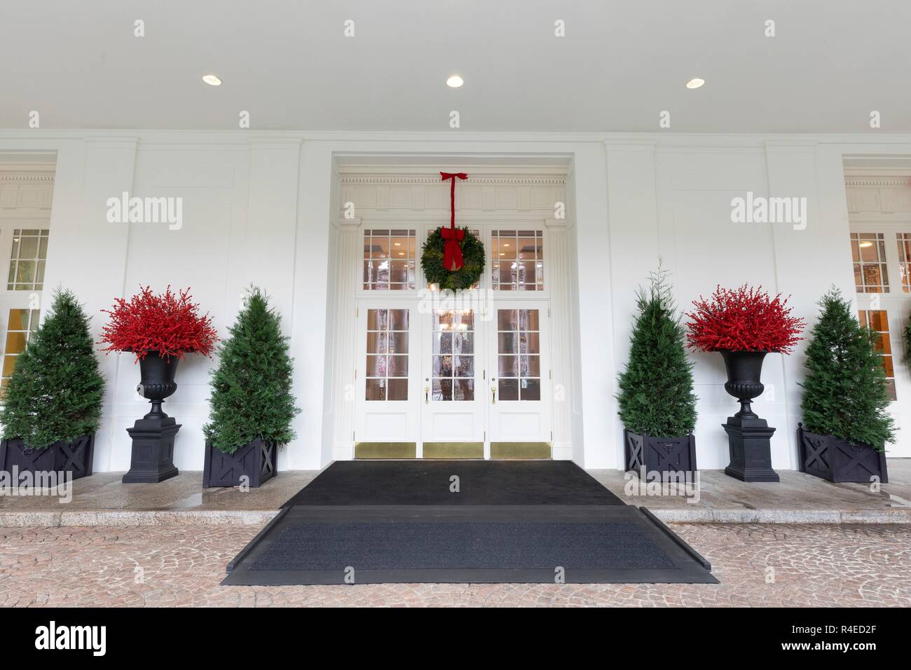 Kränze und Bäume am Ostflügel Eingang, Teil der 2018 das Weiße Haus  Weihnachtsschmuck vorgestellt im Weißen Haus November 26, 2018 in  Washington, DC. Die Einrichtung war von der ersten Dame Melania Trump