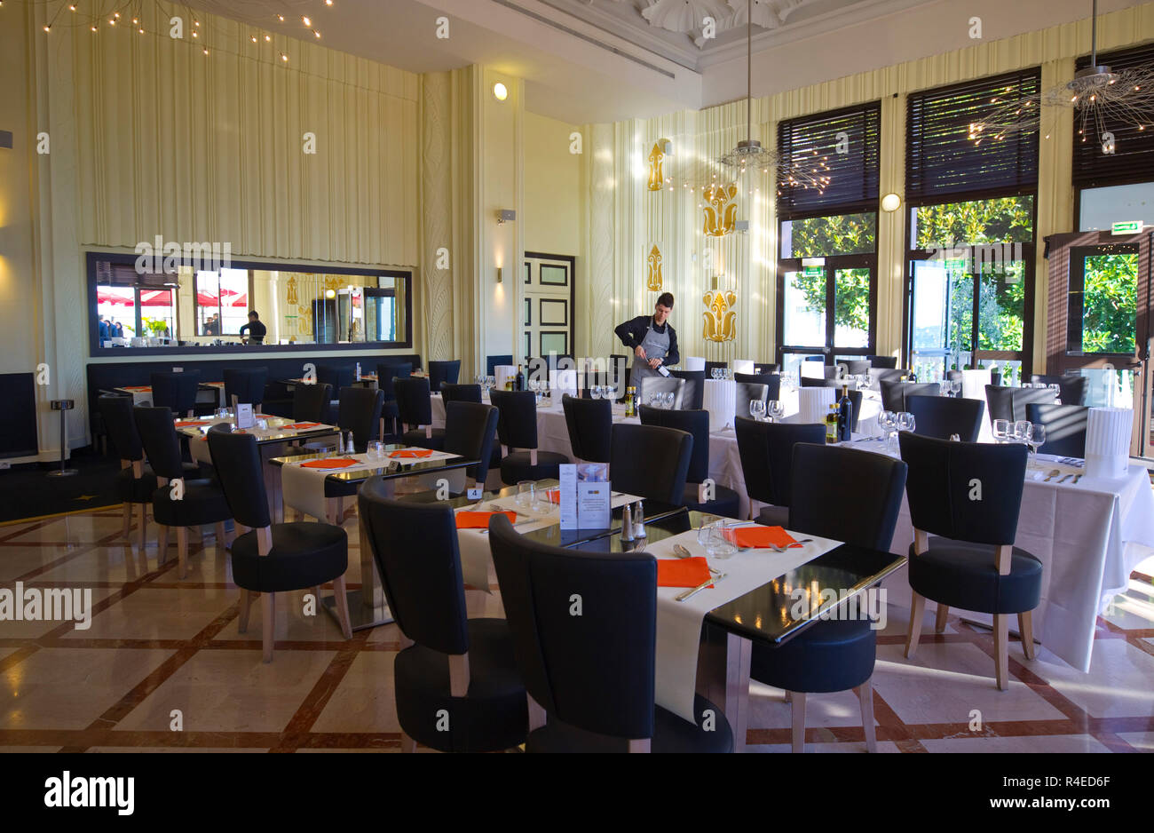 Menton, Frankreich - 26. November 2018: Restaurant Colombale bei Casino Barriere in Menton präsentiert der neue Koch Andrea Fontana. Französische Riviera, Tourismus, Tourismus, Chefkoch, Koch, | Verwendung weltweit Stockfoto
