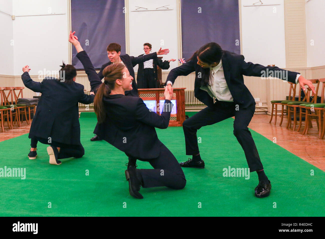 Birmingham, Großbritannien. 27. November 2018. Die Proben für die Uraufführung von Dies ist eine Insel? Die untersucht den Begriff der britischen Identität im Zuge der Brexit durch Tanz, Live Performance, Film und das gesprochene Wort. Das Stück hat aus den Gesprächen, die im Mai 2018 stattfand, wenn eine Gruppe von Künstlern in die Straßen der Stadt ging Brexit zu besprechen und was es bedeutet, Brite zu sein, durch eine Reihe von Shows von DanceXchange und die Brexit Studies Department an der Birmingham City University unterstützt entwickelt. Credit: Peter Lopeman/Alamy leben Nachrichten Stockfoto