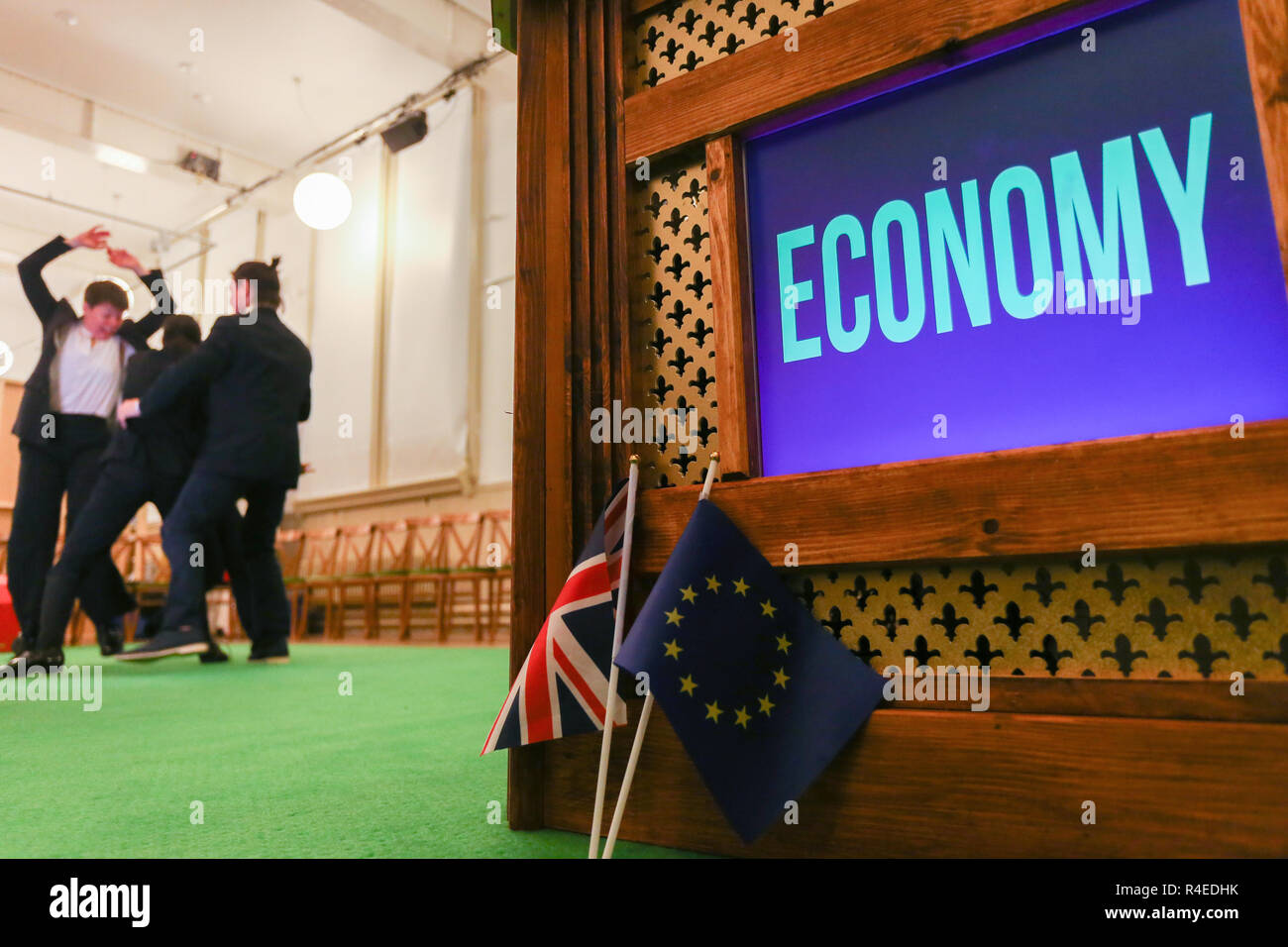 Birmingham, Großbritannien. 27. November 2018. Die Proben für die Uraufführung von Dies ist eine Insel? Die untersucht den Begriff der britischen Identität im Zuge der Brexit durch Tanz, Live Performance, Film und das gesprochene Wort. Das Stück hat aus den Gesprächen, die im Mai 2018 stattfand, wenn eine Gruppe von Künstlern in die Straßen der Stadt ging Brexit zu besprechen und was es bedeutet, Brite zu sein, durch eine Reihe von Shows von DanceXchange und die Brexit Studies Department an der Birmingham City University unterstützt entwickelt. Credit: Peter Lopeman/Alamy leben Nachrichten Stockfoto