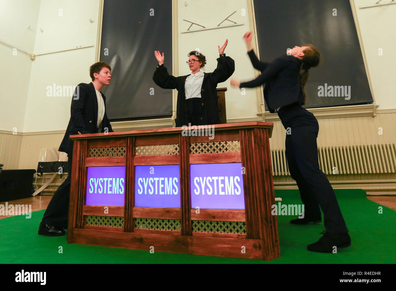 Birmingham, Großbritannien. 27. November 2018. Die Proben für die Uraufführung von Dies ist eine Insel? Die untersucht den Begriff der britischen Identität im Zuge der Brexit durch Tanz, Live Performance, Film und das gesprochene Wort. Das Stück hat aus den Gesprächen, die im Mai 2018 stattfand, wenn eine Gruppe von Künstlern in die Straßen der Stadt ging Brexit zu besprechen und was es bedeutet, Brite zu sein, durch eine Reihe von Shows von DanceXchange und die Brexit Studies Department an der Birmingham City University unterstützt entwickelt. Credit: Peter Lopeman/Alamy leben Nachrichten Stockfoto