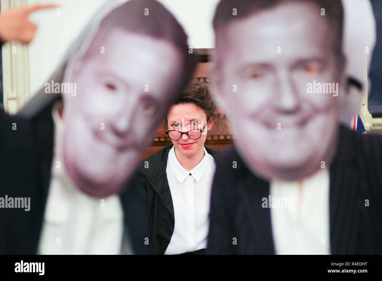 Birmingham, Großbritannien. 27. November 2018. Die Proben für die Uraufführung von Dies ist eine Insel? Die untersucht den Begriff der britischen Identität im Zuge der Brexit durch Tanz, Live Performance, Film und das gesprochene Wort. Das Stück hat aus den Gesprächen, die im Mai 2018 stattfand, wenn eine Gruppe von Künstlern in die Straßen der Stadt ging Brexit zu besprechen und was es bedeutet, Brite zu sein, durch eine Reihe von Shows von DanceXchange und die Brexit Studies Department an der Birmingham City University unterstützt entwickelt. Credit: Peter Lopeman/Alamy leben Nachrichten Stockfoto