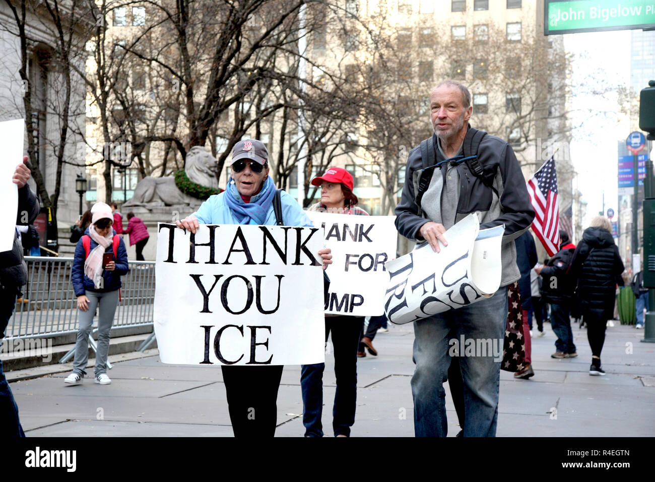 New York City, New York, USA. 25 Nov, 2018. Eingefleischte Anhänger der Donald Trump, die jeden Trumpf Protest in New York City besuchen. Der kleine Band von maga Unterstützer Nummerierung zwischen drei (3) und sechs (6) Personen, die oft gegen den Protest und Schatten März der Hauptgruppe (s), wenn Sie unterwegs sind. Credit: G. Ronald Lopez/ZUMA Draht/Alamy leben Nachrichten Stockfoto