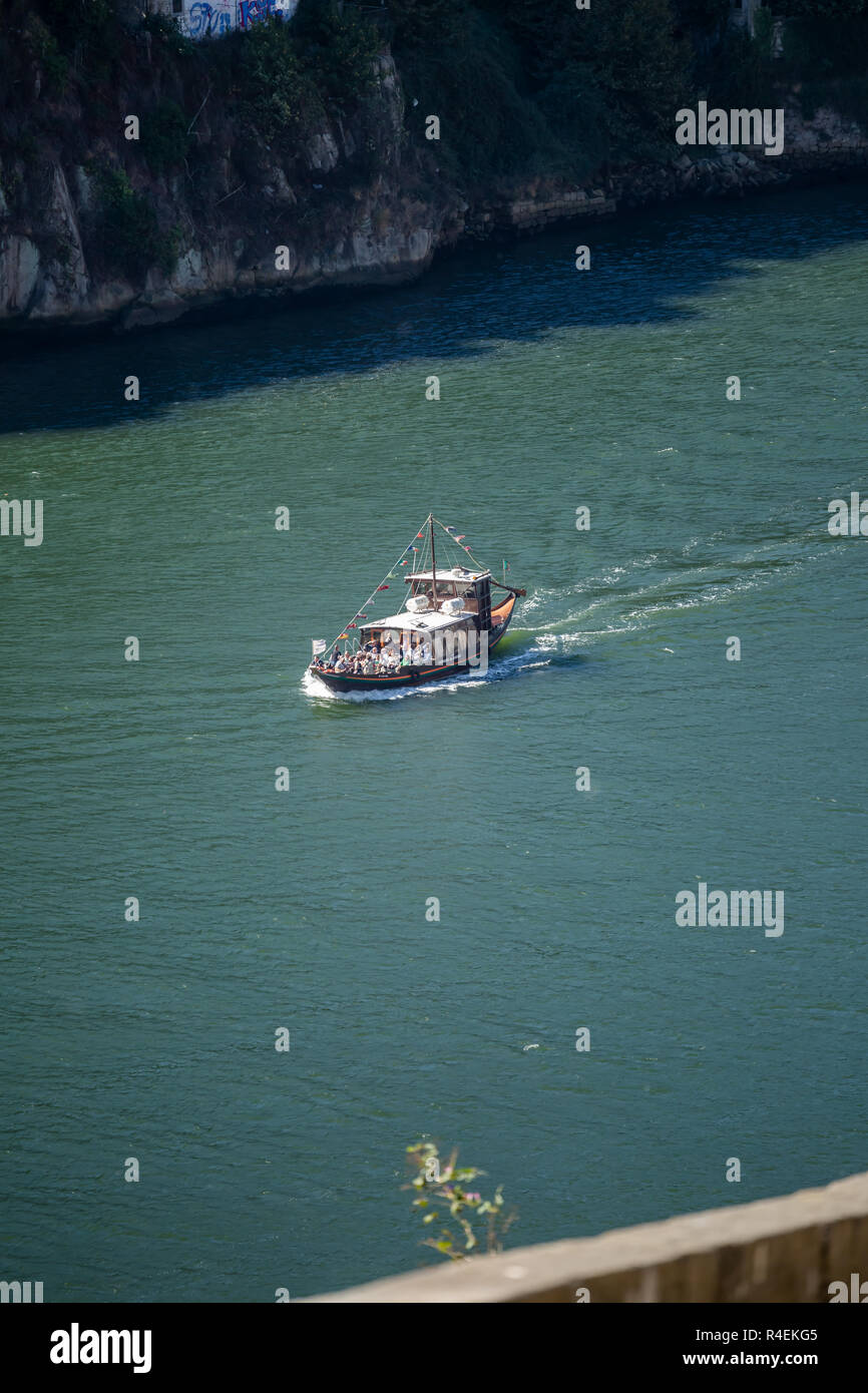 Porto/Portugal - 10/02/2018: Blick auf den Fluss Douro, mit entspannenden Boote segeln, für touristische Touren, in Portugal Stockfoto