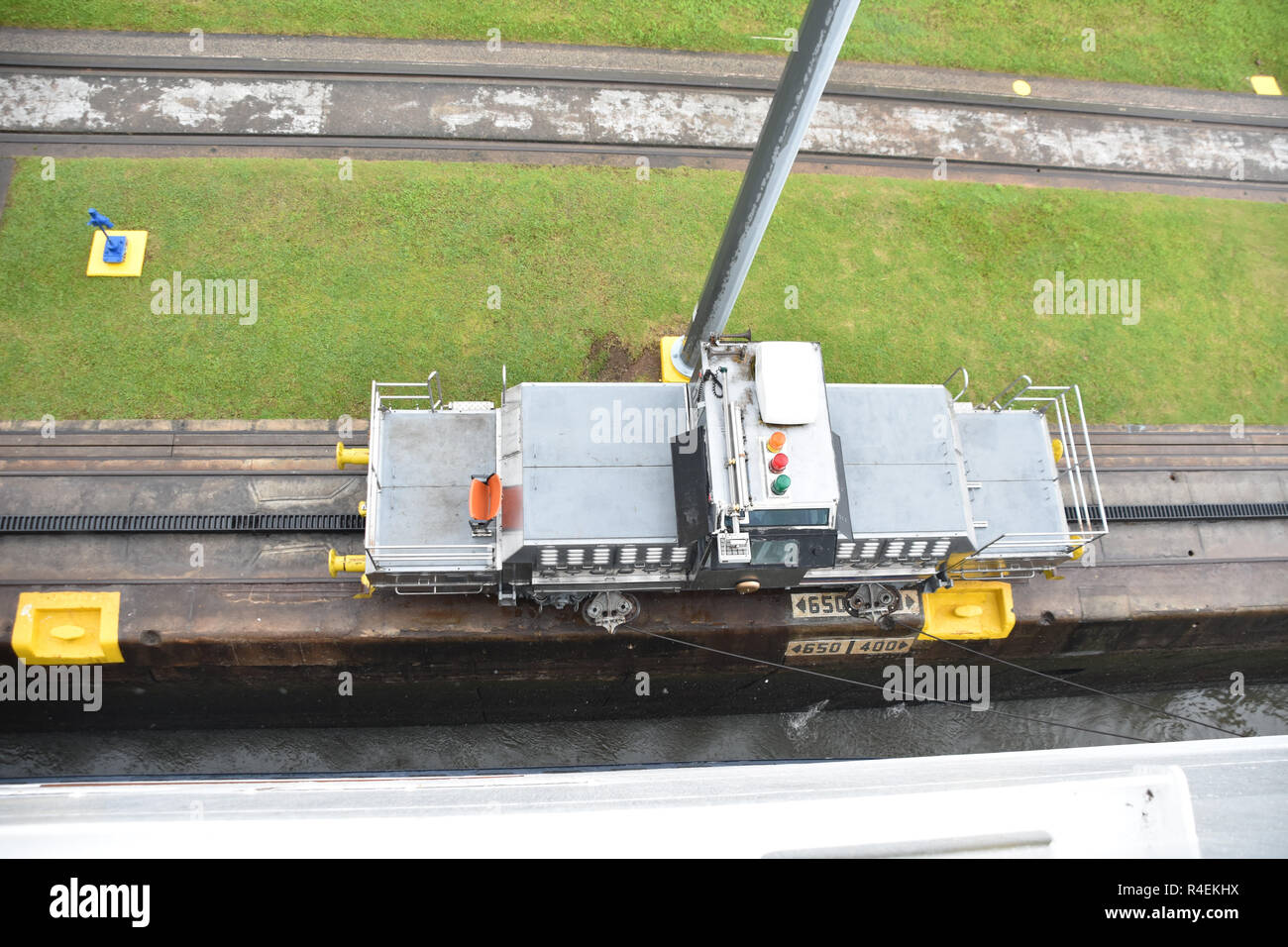 Mule ziehen Schiff durch den Panamakanal Miraflores Schleusen. Enge Spiel. Stockfoto