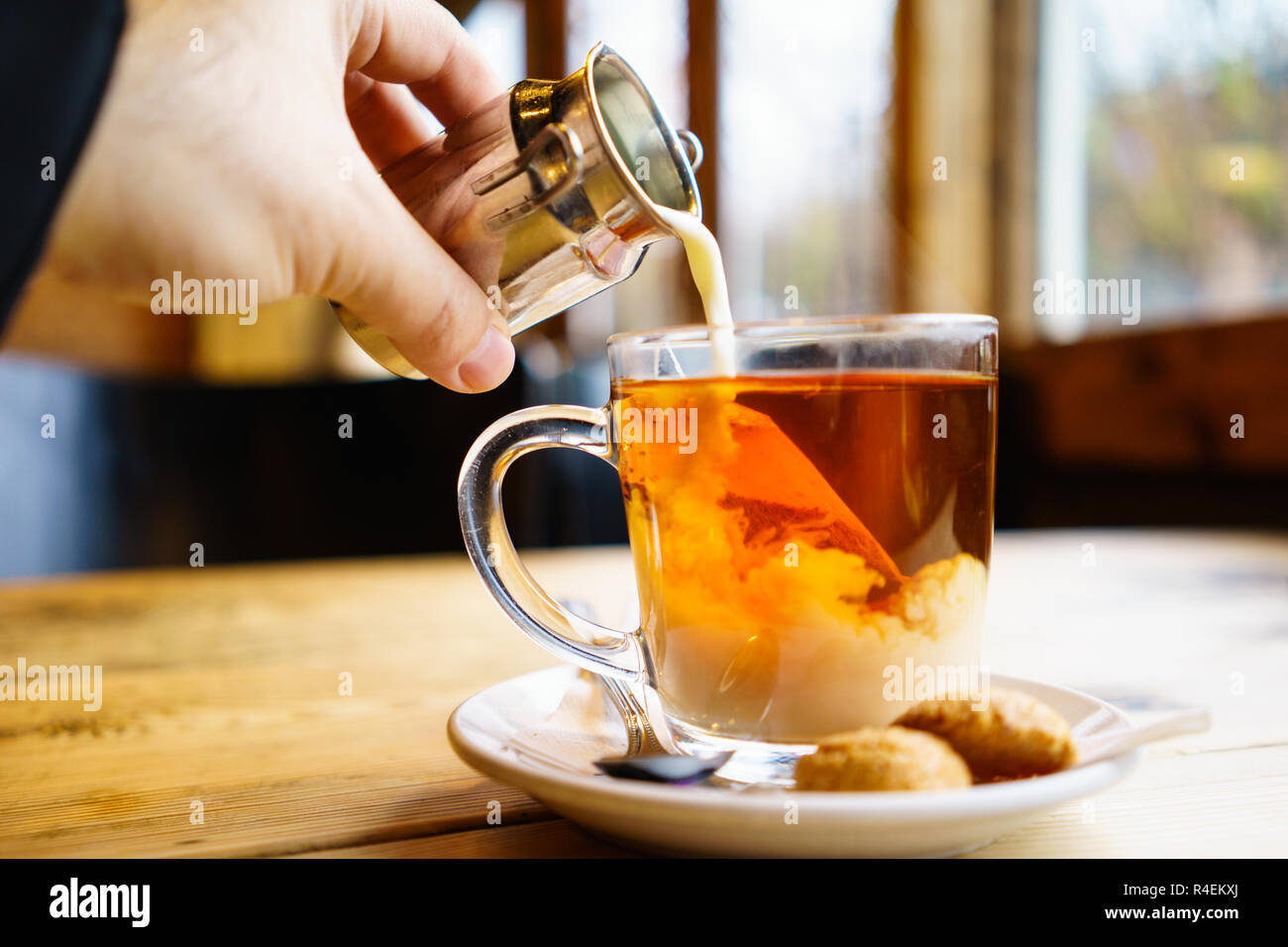 Englischer Tee mit Milch in Großbritannien Stockfoto