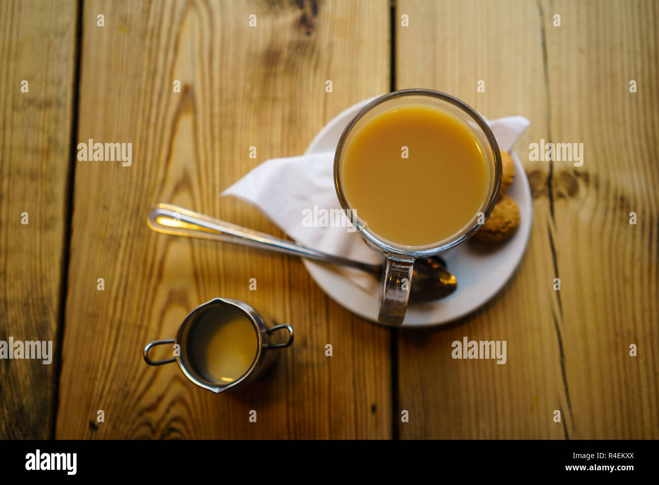 Englischer Tee mit Milch in Großbritannien Stockfoto