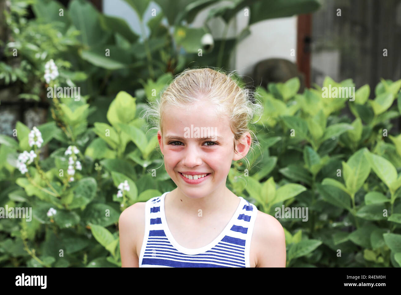 Porträt eines lächelnden Mädchen im Garten stehen, Australien Stockfoto
