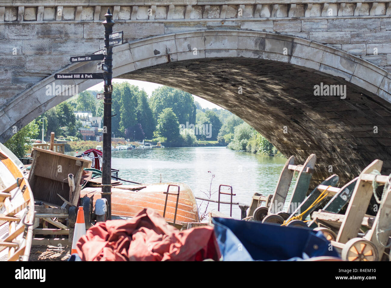 Blick auf eine bootswerft an der Themse, Richmond, Großbritannien Stockfoto