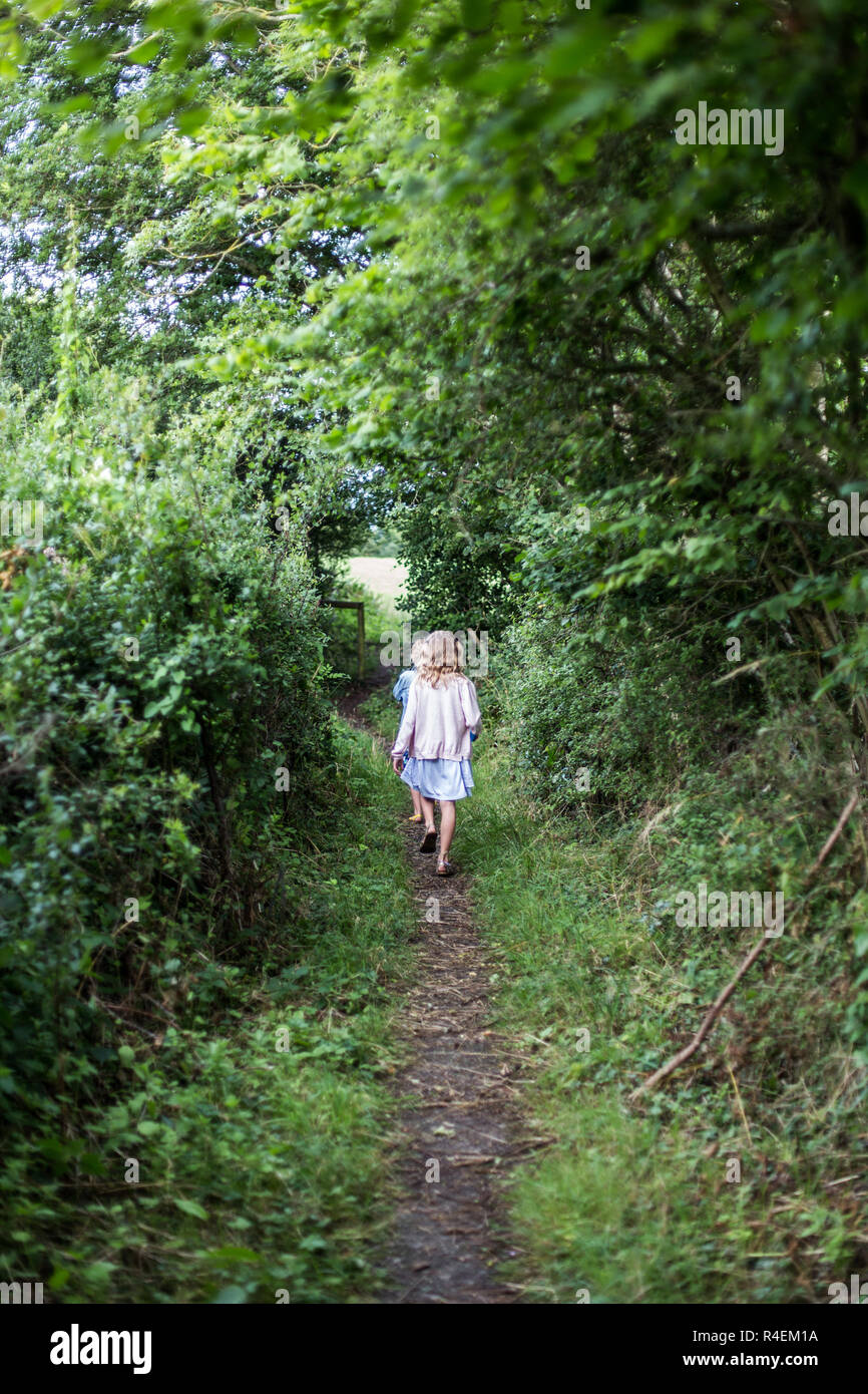 Zwei Mädchen zu Fuß über einen Fußweg in die Landschaft, Vereinigtes Königreich Stockfoto