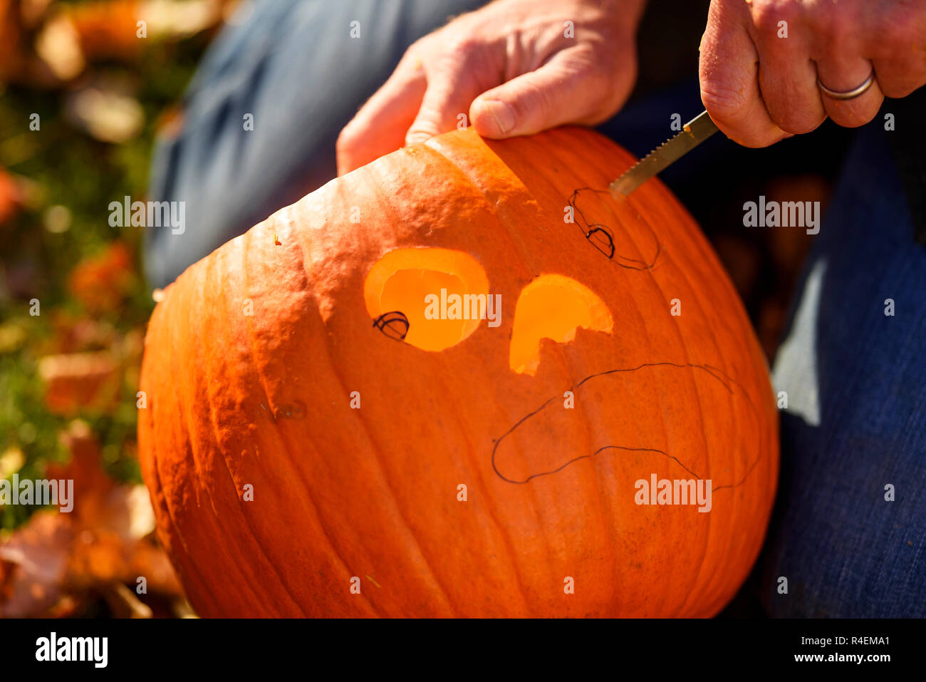 Nahaufnahme eines Mannes das Schnitzen eines Halloween Kürbis , United States Stockfoto