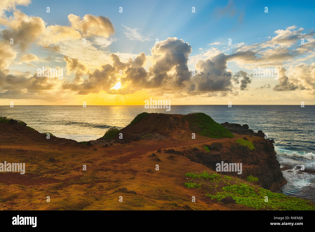 Küstenansicht bei Sonnenaufgang. Panorama Stockfoto