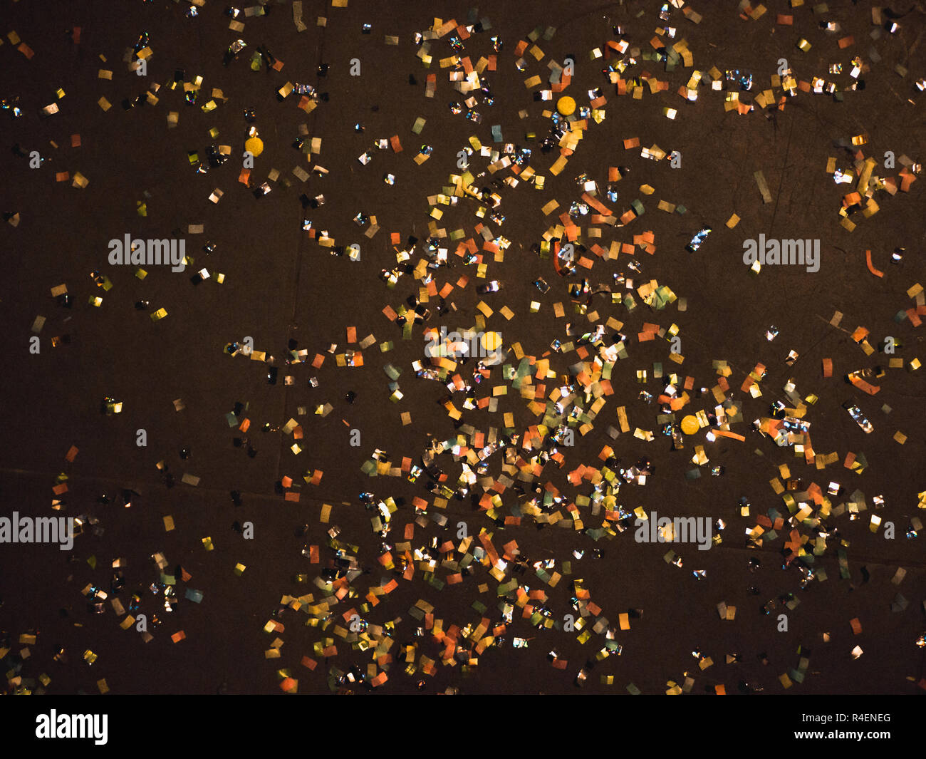 Am Tag nach Silvester: bunte Konfetti auf dem Boden liegend Stockfoto