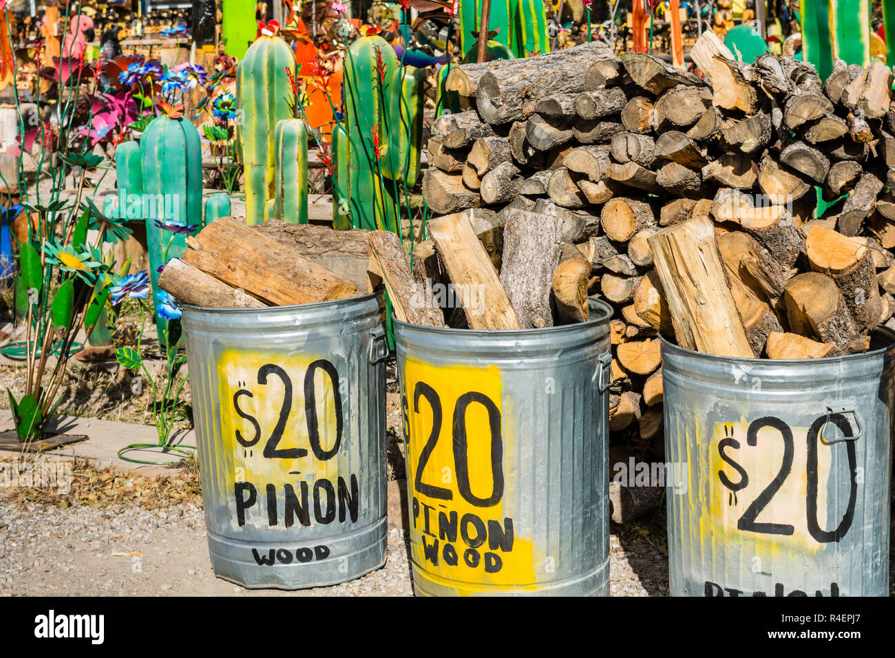 Piñon Brennholz zum Verkauf an ein Geschäft mit bunten mexikanischen Einfuhren, Ruidoso, New Mexico, USA. Stockfoto