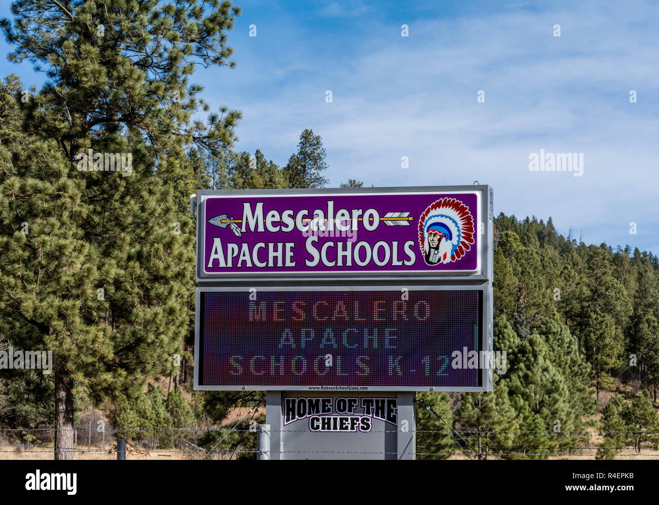 Mescalero Apache Indian Reservation, New Mexico, Zeichen für Mescalero Apache Schulen. Stockfoto