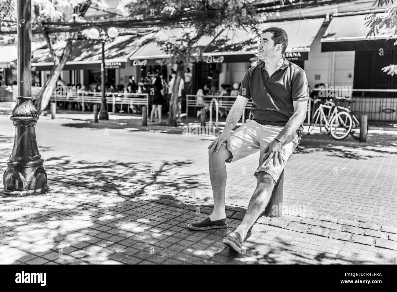 Süße Junge mit legere Sommerkleidung warten, während in den Gehweg der Straße, bevor Sie in ein Restaurant in der Innenstadt von Santiago de Chile Stockfoto