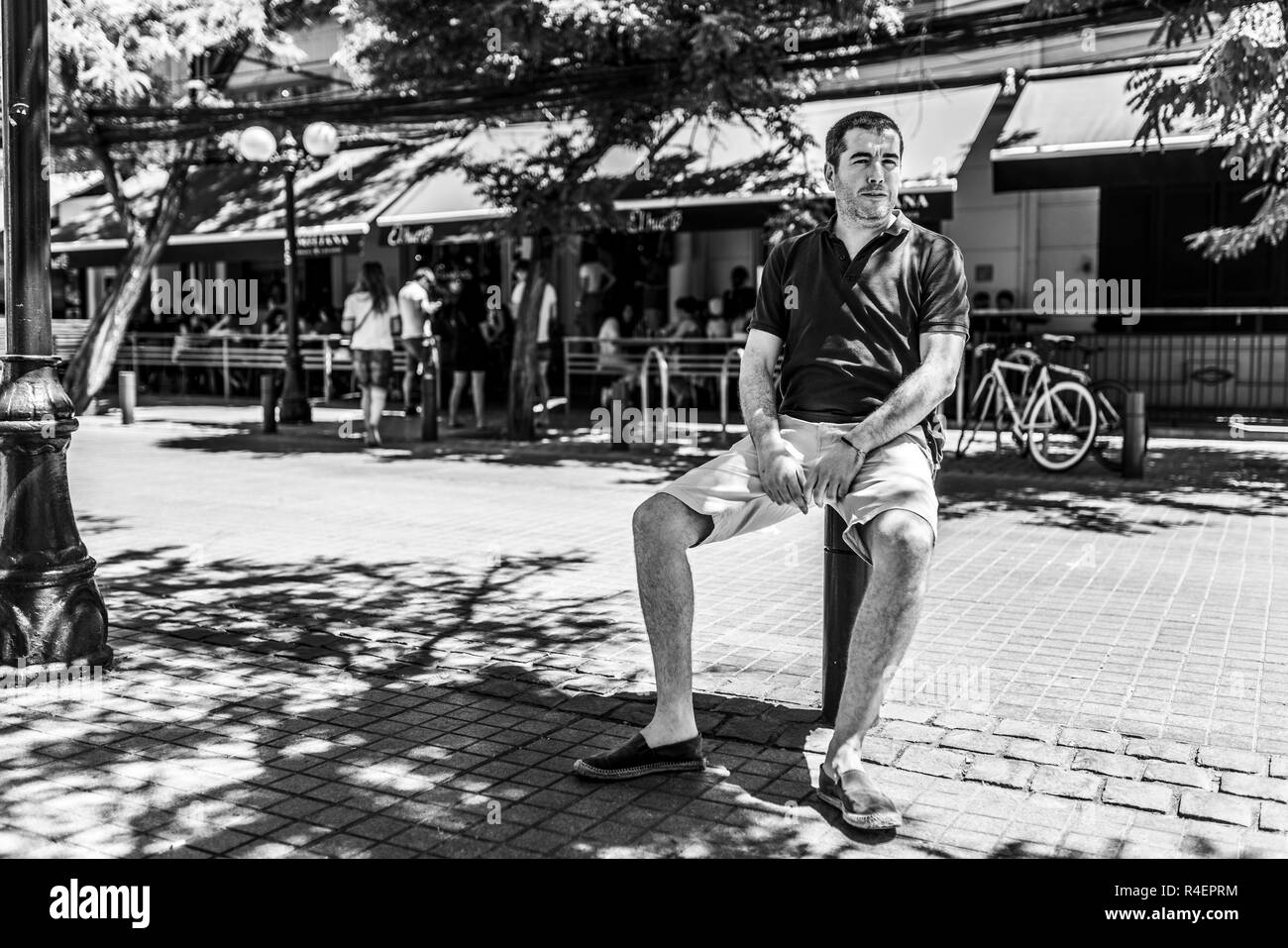 Süße Junge mit legere Sommerkleidung warten, während in den Gehweg der Straße, bevor Sie in ein Restaurant in der Innenstadt von Santiago de Chile Stockfoto